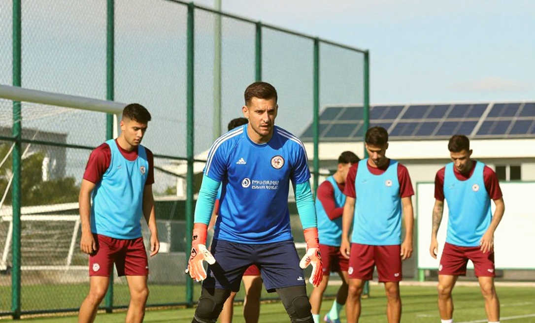 Milito giữ Chivas điềm tĩnh: bài toán năm vắng mặt trước lời đồn chung kết Clásico