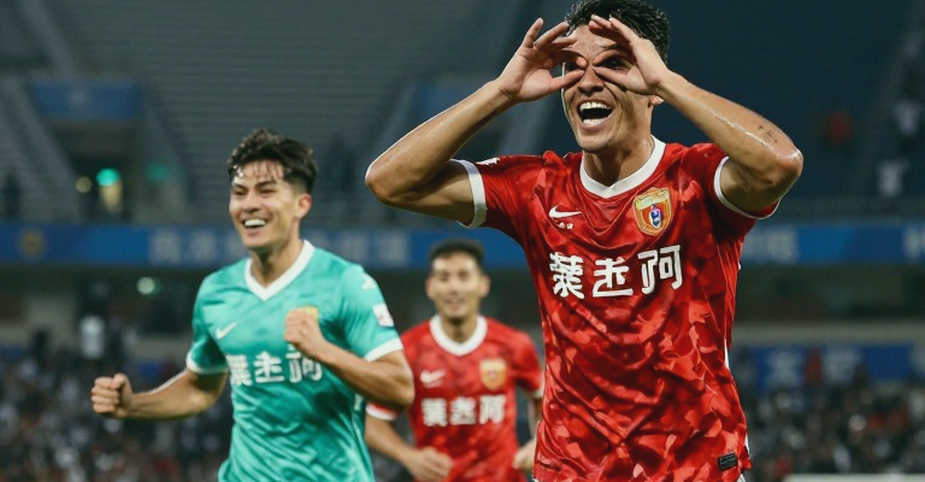 Bàn tay Bassey phút 86: Khi Premier League công khai băng đàm thoại VAR và tự đặt mình vào thế khó