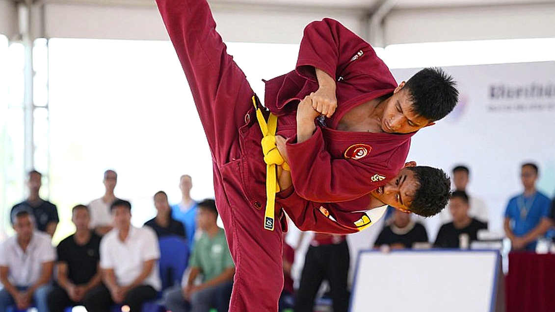Farid Basharat bất bại vẫn bị UFC cắt: Bản hợp đồng không trả bằng những quyết định