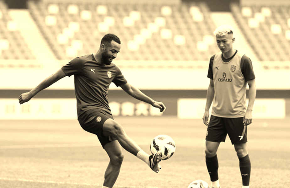 Hồ sơ bỏ trống giữa sân vận động V.League