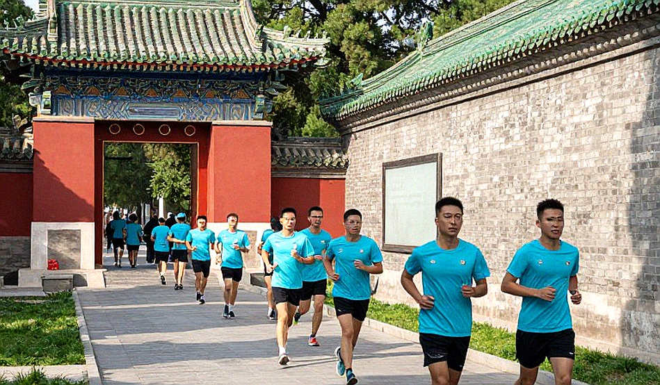 Khi Nhịp Đập Nằm Ở Con Người: Bài Học Từ Lyon Về Áp Lực Vô Hình Mùa Giải Thường Niên