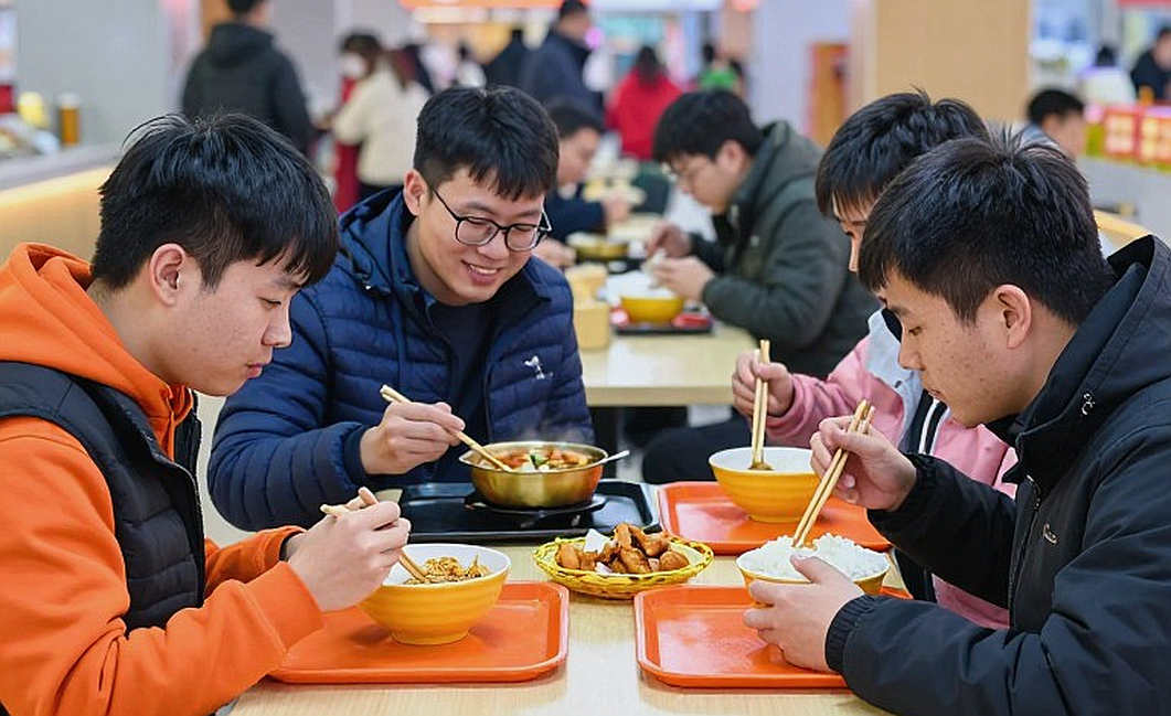 Phân tích điền kinh không có nền dữ liệu: Ranh giới mong manh giữa suy luận và bịa đặt